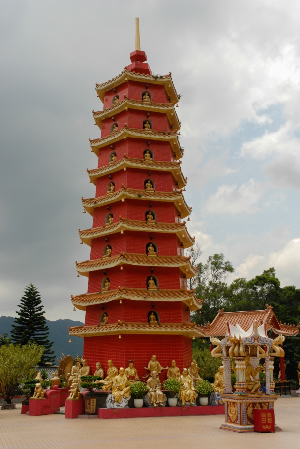 Świątynia 10 Tysięcy Buddów i wszechobecny czerwony kolor